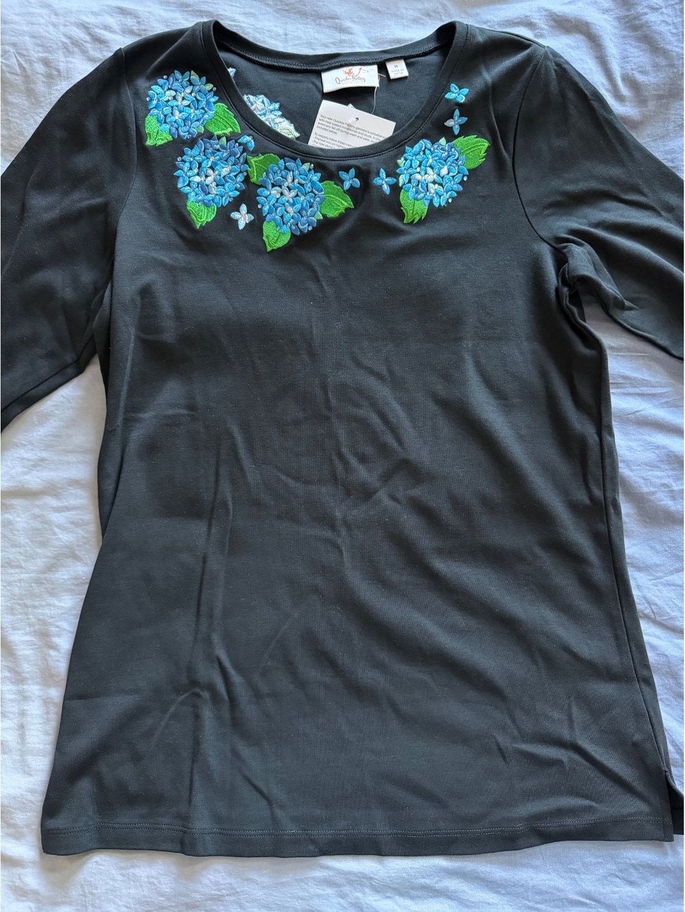 NWT Quacker Factory Hydrangea Embroidered Rhinestone Top 3/4 Sleeve sz M Cotton